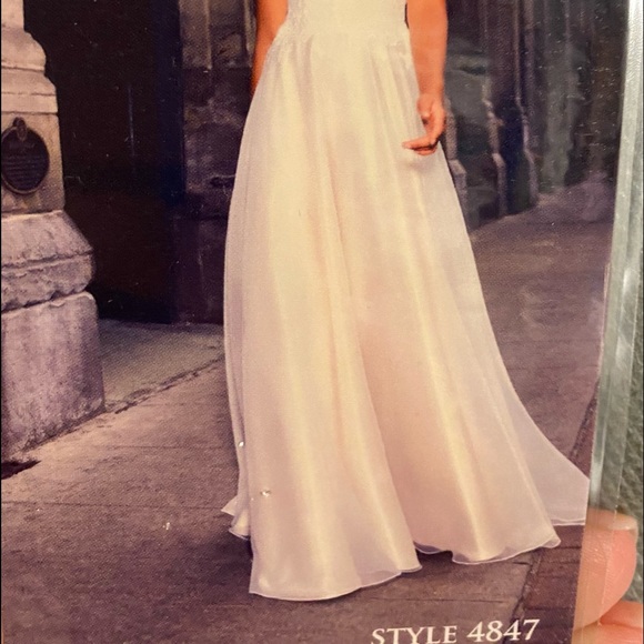 Paloma Blanca Ivory wedding gown - Picture 2 of 10